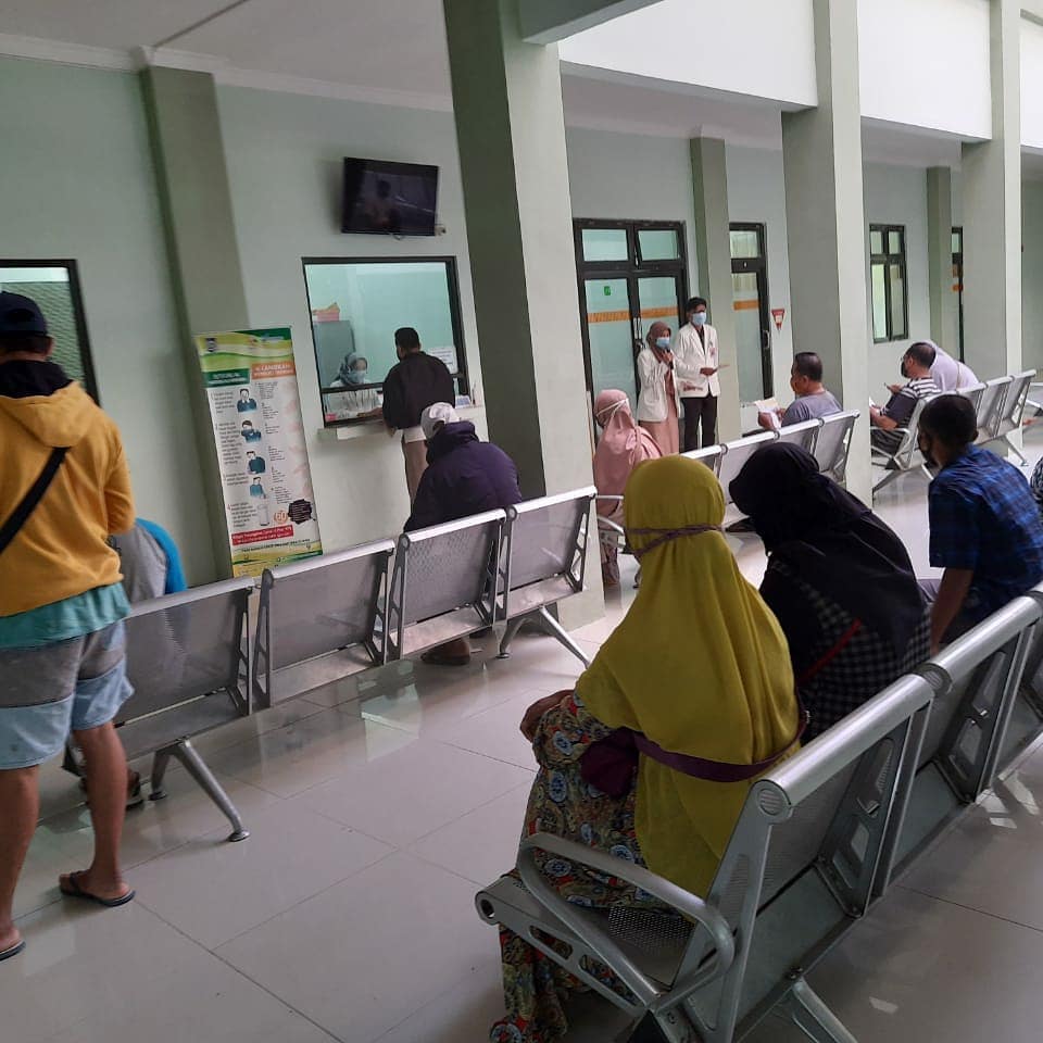 PENGUNJUNG RSJ MUTIARA SUKMA DAPAT EDUKASI TENTANG OBAT DARI TIM PKRS DAN FARMASI